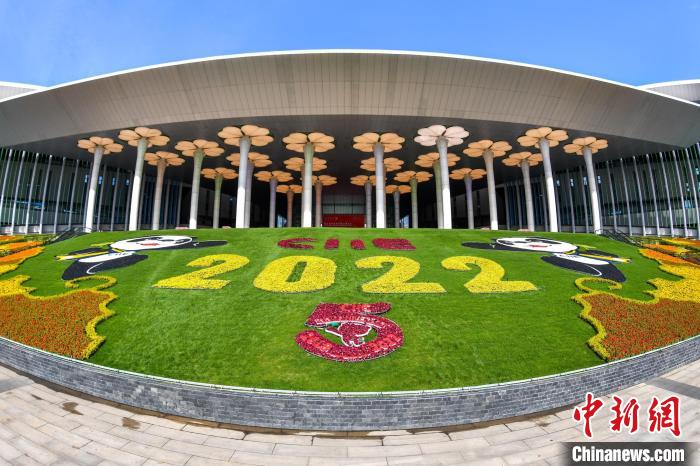 第五屆進(jìn)博會(huì)場(chǎng)館景觀裝飾全面定妝?！￡悏?mèng)澤 攝